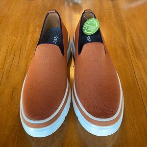 NEW BILL BLASS KNIT SUTTON